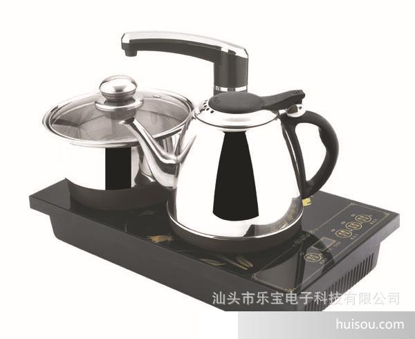二、产品特点 1、现代集成理念。新一代智能加水、消毒和自动煮水的最新时尚优化组合。 2、智能加水系统,流线型出水柱结构设计,美观大方,出水顺畅,快捷。 3、出水与底座连接处采用新式卡口设计,安装或拆洗非常方便。 4、精准控温,实现不同茶叶不同水温,数码实时显示水温和操作状态。 5、高级不锈钢加厚水壶,360度自由旋转,提放免对位。 6、提壶断电、水沸自动断电,防干烧等异常操作智能保护系统。 三、九重安全保护,使用更放心 1.