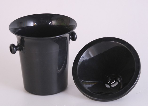 Wine Tasting Spittoon--吐酒桶,外观和我们常见的冰桶基本一样,不同的是吐酒桶开口够大,且上部有个类似漏斗形的导流盖,吐出的葡萄酒能顺着漏斗口流到桶里,这样做避免吐酒时使桶里废酒飞溅。 我们在国外酒庄的品酒室、葡萄酒专卖店、各类品酒会、葡萄酒展览会上经常能看到吐酒桶,以供品酒时吐酒所用。因为葡萄酒品酒、试酒时候常有数款葡萄 一般我们在让葡萄酒充满口腔後并不下咽,而是把葡萄酒吐到吐酒桶里面。因为葡萄酒的感官分析在酒停留在嘴巴之间已经完成,是否喝下完全不影响对一瓶酒的感受,即使把酒吐掉,残