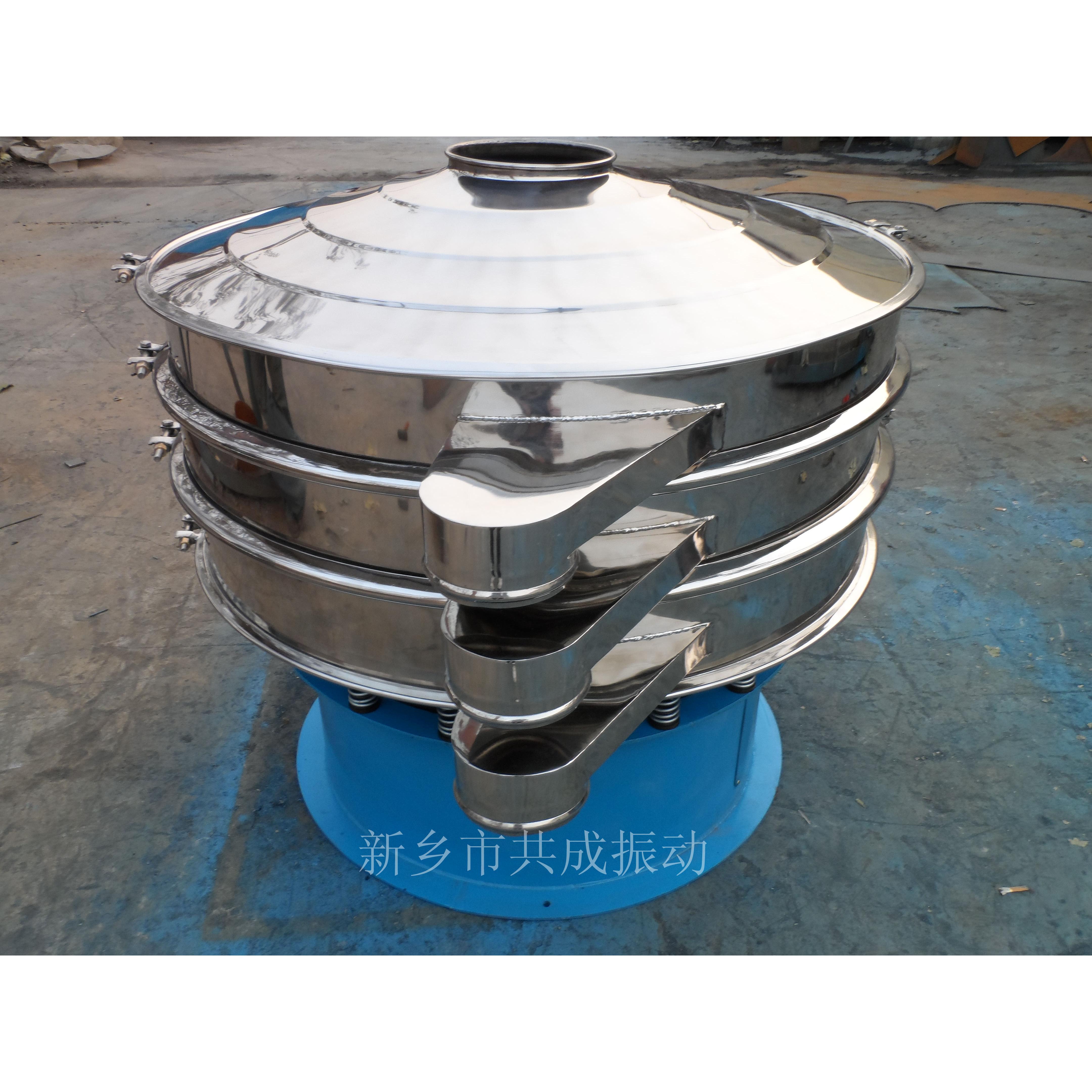 产品概述: 三次元振动筛简称为旋振筛。通过电机的激振力使物料做三次元运动,让物料成螺旋跳跃前进,达到筛分目的,最终由出料口排出。这种振动筛(旋振筛)具有全封闭、无粉尘溢散、可连续作业;筛分精度高、效率高、筛网利用率高;体积小、重量轻、启动迅速、噪音低;出料品方向可沿圆周方向任意改变等优点,适合特殊性、高粘度、细粒物料的筛分,主要用于筛分细粉、微粉、及干、湿物料等。 产品工作原理: XZS型系列旋振筛是一种特殊型、高精度细粒筛分机械。该系列筛机可以通过各种不同目数的筛网,把不同颗粒、粉状物料很好地连续分离