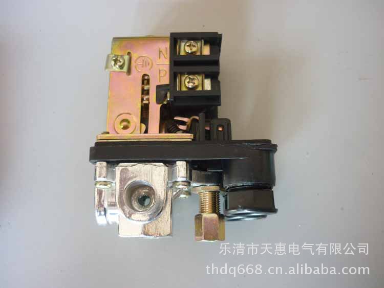 空压机工作时,压力开关两组接点处于闭合状态,压缩空气从储气罐进入开关接头和放空阀内,当储气罐压力达到开关预设压力的上限时,压力通过气垫上顶控制栓,带动压力控制杆上移,在弹簧的作用下迅速地把电接触部位的动触点与静触点脱开。切断电源,电机停止工作,放空阀顶杆同时被压下,使管路内的压缩空气通过放空阀排出,减轻电机的起动负荷。 反之,当储气罐压力下降至下限时,上述各部件反向运动,使电路接通,空压机再次开始工作。 (注:开关顶面的控制栓,拉出时工作,压下时停止工作)
