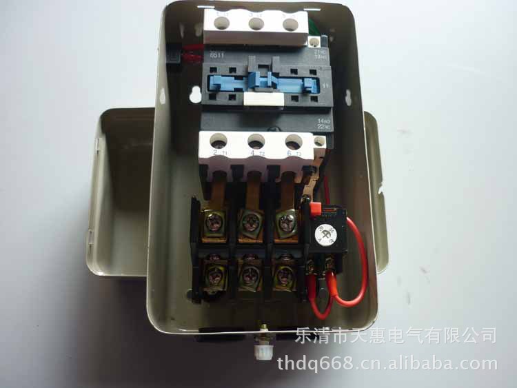 辅助触头380V时最大工作电流3A。 起动器吸引线圈消耗功率起动时为60VA,吸时为9VA、2.2W。 起动器机械寿命不低于100万次,电寿命不低于20万次。 接线及安装 起动器接地螺钉应妥善接地; 打开起动器,将两根绿色RV导线与压力开关的两根导线连接。 三根380V电源线分别接接触器CJX2的1(L1)、3(L2)、5(L3),空压机电机三根线分别接接触器的2(T1)、4(T2)、6(T3)。 起动器应安装于垂直平面上,其倾斜不超过5°; 安装起动器QCX5-12用3个M4
