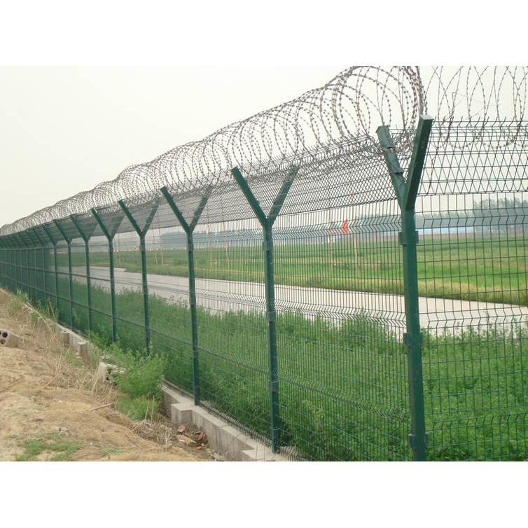 机场围栏网|飞机场护栏网|机场防护网 15132878017邸 2239085884QQ 机场护栏网规格:采用5.0mm高强度低碳钢丝焊接。 机场护栏网网孔:50mmX100mm,50mmX200mm。 机场护栏网网片中带有V型加强筋。立柱为60X60的矩形钢,顶端焊有V型之架。或者采用70mmX100mm的挂式立柱。 机场护栏网是一种采用低碳钢丝焊接而成的网片+立柱+刺铁丝(可选)+斜撑(可选)连接而成的护栏网产品。机场护栏网采用低碳钢丝焊接而成的网片、立柱、刺铁丝(可选)、斜撑(可选)连接而成。本产品