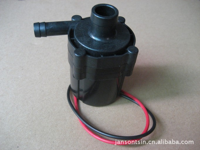 额定电压:DC12V 流量和扬程可以根据要求调整,带信号输出及PWM功能。 此款泵为直流无刷电机驱动的离心水泵,叶轮有全封闭式、半封闭式、敞开式三种结构,可以根据要求选配,可以达 到流量大,扬程高。 采用石墨轴套和氧化锆配合,更静音。 产品可用于电脑水冷系统,太阳能喷泉,热水器加压,水暖床垫,游泳池水循环过滤,洗脚冲浪按摩盆,冲浪按摩浴缸, 汽车冷却循环系统,加油器,加湿器,空调机等产品.