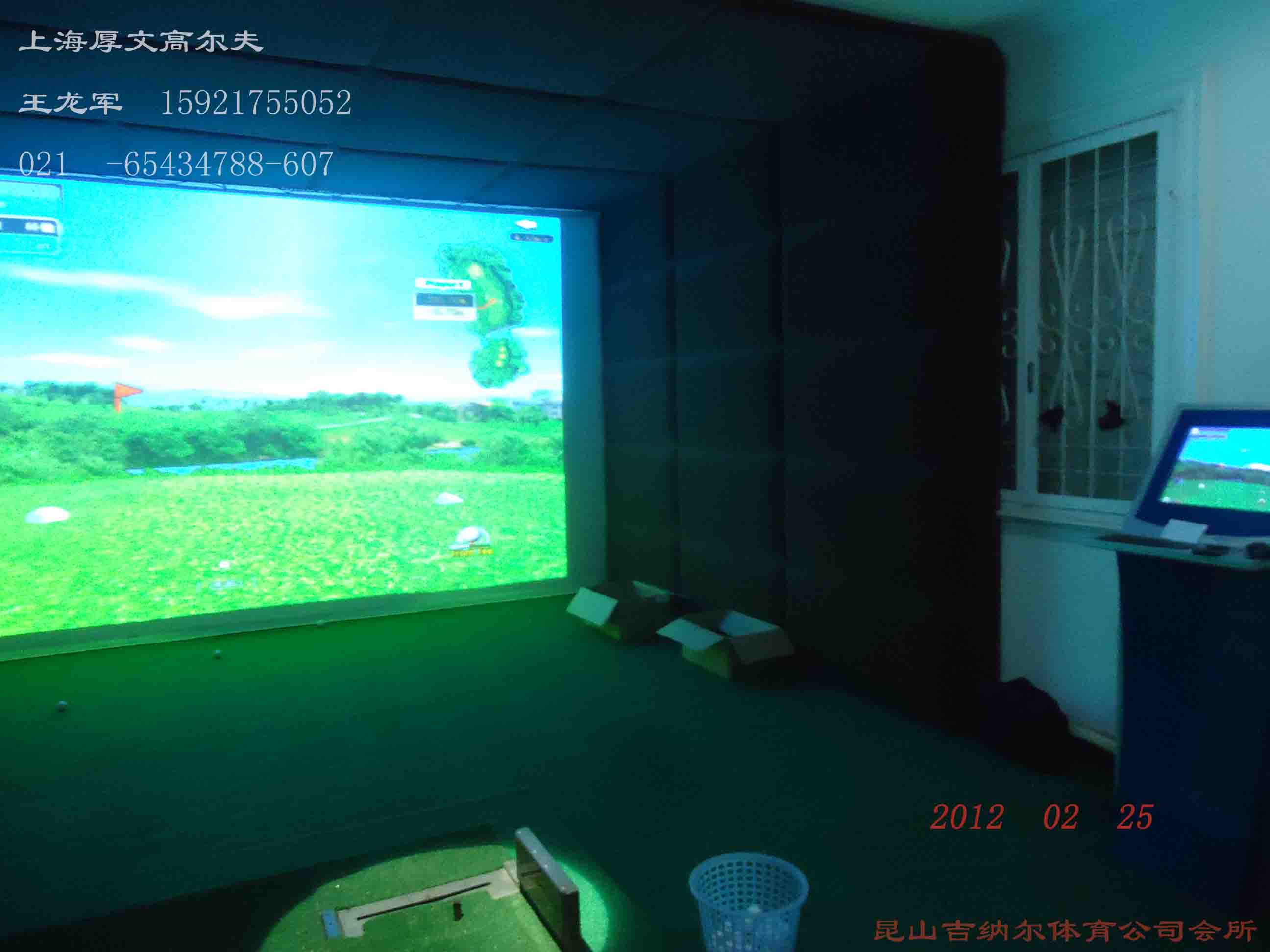 由150多个双重红外单元传感器组成的GOLFZON--12打球感应分析系统, 通过先定点检测球,再监测球速、杆面角度、杆头速度、侧/回旋、 从而避免了丢球的可能,打球的准确度为99.9%。 (2)软件 Golfzon-12球场软件包括世界各地120个3D航拍高尔夫球场, 真实还原球场原貌。完美汉化,触摸控制。