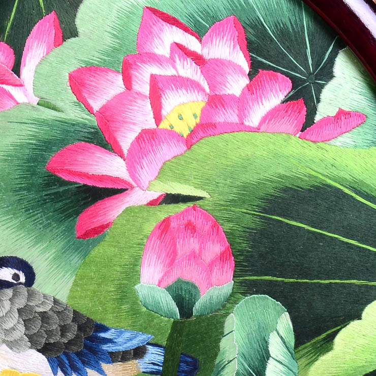 湖南手工刺绣鸳鸯荷花是国庆节结婚礼物的首选,紫御湘绣双面绣摆件有很多刺绣图案都适合结婚送礼。如果您对紫御湘绣鸳鸯荷花感兴趣或有任何疑问,可以百度紫御湘绣官网:http://www.hnziyu.com 或者联系客服:0731-88605778 在线QQ:285265338 紫御湘绣--您全程最贴心的湘绣采购顾问!
