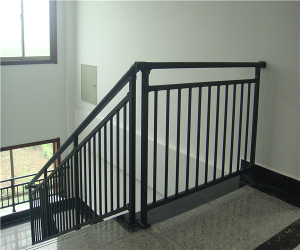 住宅性标准楼梯栏杆扶手标准如下: 1,室内共用楼梯扶手高度自