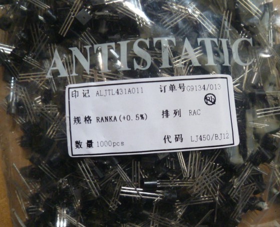SOT-23贴片封装是卷带盘装最小包装3000PCS/盘。 TL431简介:TL431是在整个工作范围内能够保证稳定工作的精密可调稳压器。TL431具有快速开关、低温度系数、低输出阻抗等特性,使他在开关电源、充电器和其它稳压电路中代替了稳压二极管。TL431输出电压可设置在2.5V和最高阴极电压之间。 应用:便携式车载充电器,可调电压输出源,仪器仪表,GPS、MP3、MP4充电器,手机充电器等。
