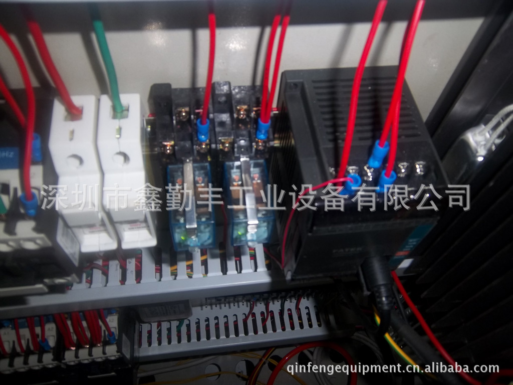 光源部分:采用2套,5KW蓝宇特UV光源。配国产卤素灯管,在正面均匀分布在炉内部,配升压变压器.、反光罩、灯管,触发器,加装UV反光装置,大大提高紫外光的使用率可达35%。各组UV灯可单独控制,(灯管的总长620mm,有效光距450mm,波长为365nm)上下光距可任意调整,适用不同规格平面产品的UV光固。装有自动计时器,可随时监控灯管的使用时间,方便灯管的更换。UV灯管炉盖顶部装两一台0.