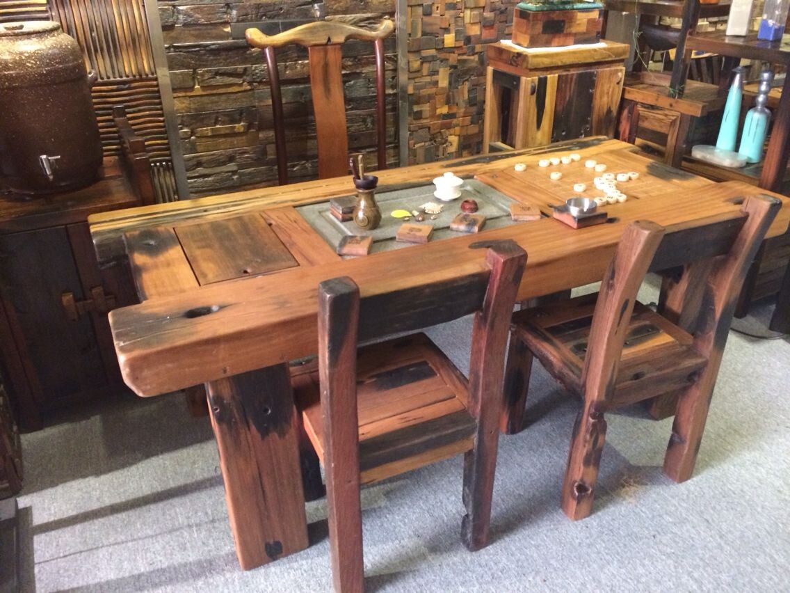 万达古典船木家具由于原材料取自旧木船。经过海水浸泡数十年甚至几百年的古船木,主要有铁力木、石头椎、坤甸木、泰柚、金油檀等 ,木质苍黄,坚韧耐磨,有防水、防虫之功效,具有良好的耐久性。造型别致,个性化,独特天然纹理,每件产品均唯一,坚固耐用是其最大 特色。凭着纯熟的制作工艺,因材制形,不加妆饰,纯自然、环保,产品大巧不工,造型别具一格而不失大气,色泽苍黄古旧又不显呆板, 是妆点家居及园林不可多得的艺术符号 。 万达船木家具承接各种船木家具定制,欢迎来图咨询,同时有大量船木家具现货,欢迎大